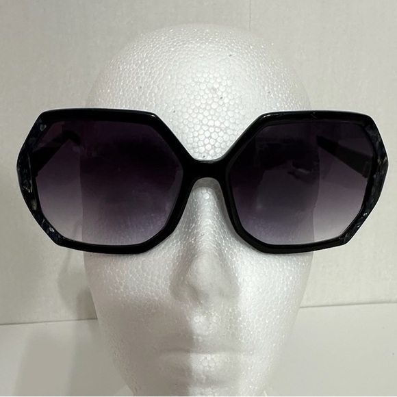 Betsey Johnson Oversized Black Sunglasses with Gradient Lenses Vintage Y2K main image 11